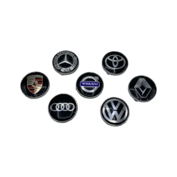 Set me 4 logo dekoruese për disqe, me montim të lehtë dhe pamje elegante për automjetin.