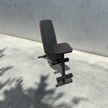 Stol palosës për ushtrime fizike që mund të mbyllet kur nuk përdoret për të kursyer hapësirë.