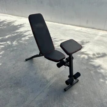 Stol palestre me strukturë çeliku, i ndërtuar për qëndrueshmëri gjatë përdorimit të shpeshtë.
