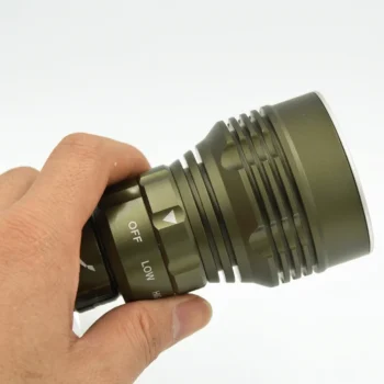 Elektrik dore për zhytje me bateri të rikarikueshme, pesë llamba LED dhe fuqi ndriçimi 1200 lumen.
