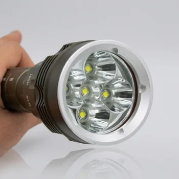 Elektrik dore LED rezistent ndaj ujit, i projektuar për përdorim gjatë zhytjes dhe aktiviteteve ujore.