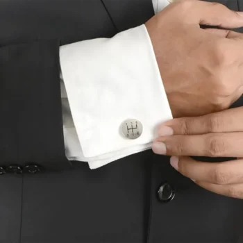 Aksesor mansheta në formë marshi për meshkuj, me material metalik rezistent, sipërfaqe të lëmuar dhe dizajn të veçantë