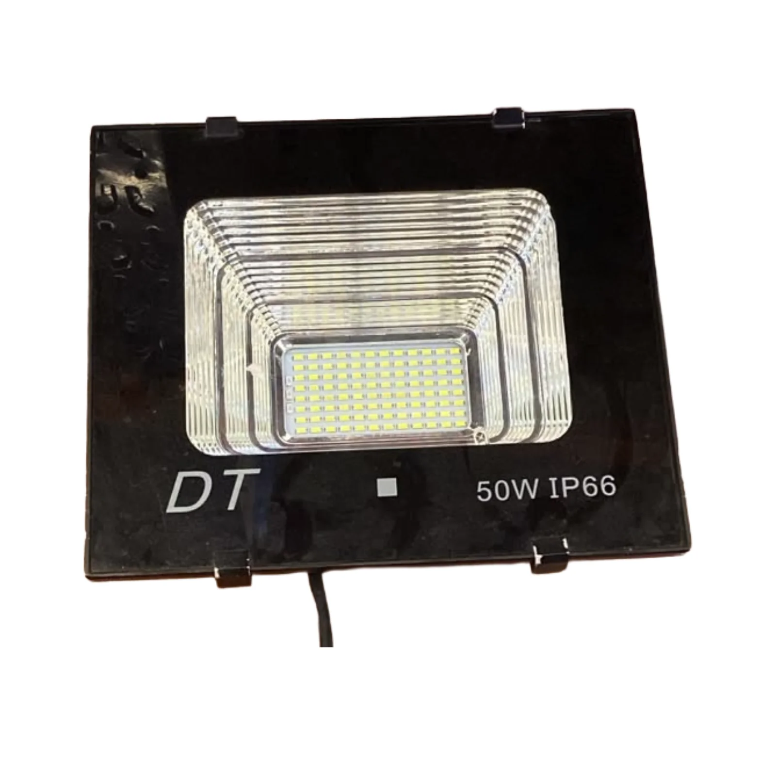 Prozhektor me 96 chip-a LED dhe fuqi totale 50W për ndriçimin e ambienteve të jashtme