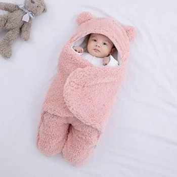 Pellush për bebe me material të butë dhe ngjyra rozë e blu, i përshtatshëm për foshnjat 0–3 muajsh.