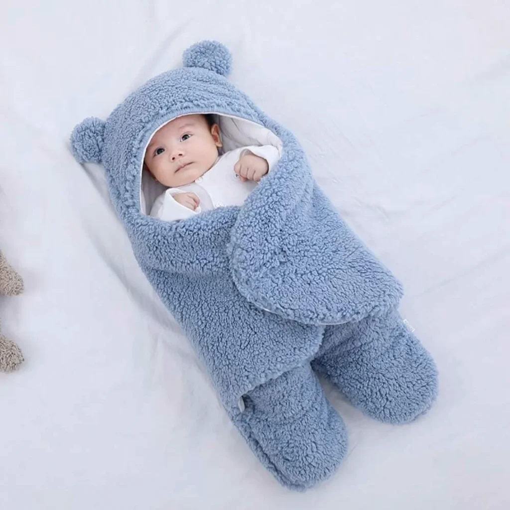 Pellush për bebe 0–3 muajsh, me material të butë prej leshi kashmiri, i përshtatshëm për mbështjelljen e bebit dhe ruajtjen e ngrohtësisë.