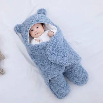 Pellush për bebe 0–3 muajsh, me material të butë prej leshi kashmiri, i përshtatshëm për mbështjelljen e bebit dhe ruajtjen e ngrohtësisë.