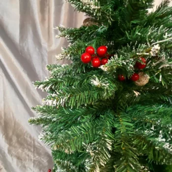 Pemë Krishtlindjesh me boçe pishe dhe fruta të kuqe mistletoe