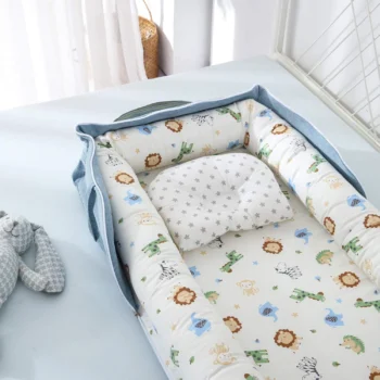 Shtrat multifunksional portabël për bebe me material hipoalergjik, i përshtatshëm për gjumë, ndërrim rrobash dhe lojë, me përmasa 82 x 45 x 13 cm si shtrat dhe 45 x 39 x 16 cm kur mblidhet