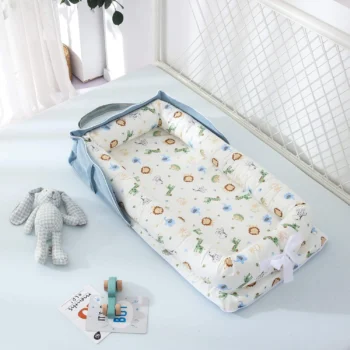 Shtrat portabël për foshnja me dizajn që mblidhet në formë çante, material hipoalergjik dhe përmasa 45 x 39 x 16 cm kur është i mbledhur, i përshtatshëm për bebe nga 0 deri në 24 muaj