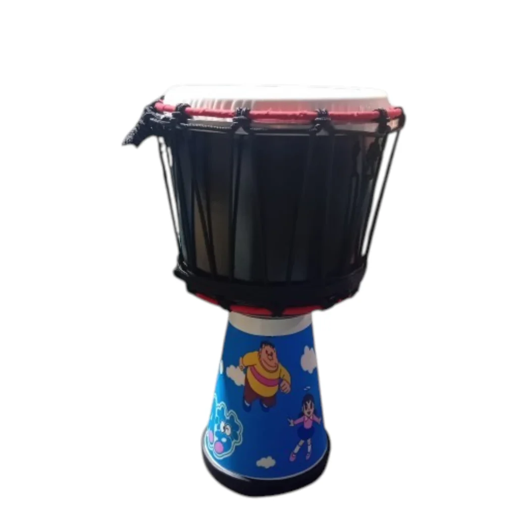 Pamje ballore e djembes tradicionale afrikane me membranë prej lëkure natyrale dhe trup druri në sfond të bardhë.