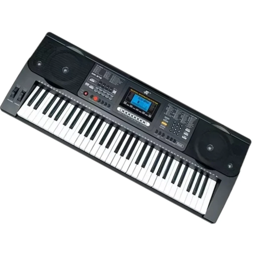 Organo elektronike MK-812 me 61 çelësa në ngjyrë të zezë e paraqitur ballore në sfond të bardhë.