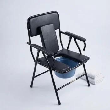 Karrige WC me kovë plastike që mund të hiqet dhe pastrohet lehtësisht pas përdorimit.