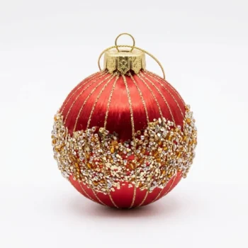 Set me 9 topa dekorues të kuq me detaje ari për zbukurimin e pemës së Krishtlindjeve dhe ambienteve festive.