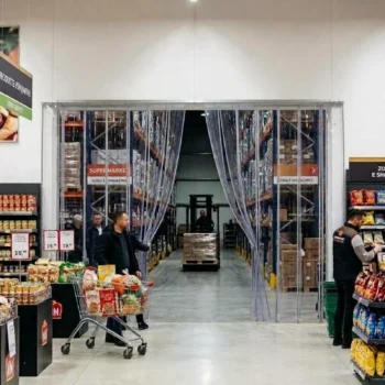Shirit PVC transparent me përmasa 200x45 cm për krijimin e një ndarjeje praktike mes hapësirave