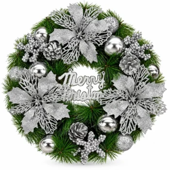Kurorë dekorative Krishtlindjesh me diametër 30 cm, degë jeshile të dendura, lule argjendi me xixa, topa zbukurues dhe mbishkrim Merry Christmas.