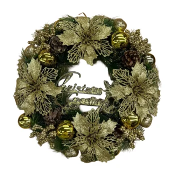 Kurorë dekorative për Krishtlindje me diametër 35 cm, degë jeshile, lule të arta me shkëlqim, topa dekorativë dhe mbishkrim Christmas Greetings.