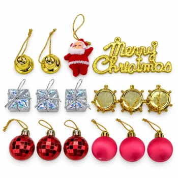 Set me 16 zbukurime festive për pemën e Vitit të Ri, me topa të kuq, kambana dhe daulle të arta, dhurata argjendi, figurë Babagjyshi dhe mbishkrim Merry Christmas.