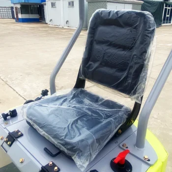 Mini eskavator me benzinë HY-12, i pajisur me bazë me rripa gome dhe pedale të pasme për kontroll dhe manovrim.