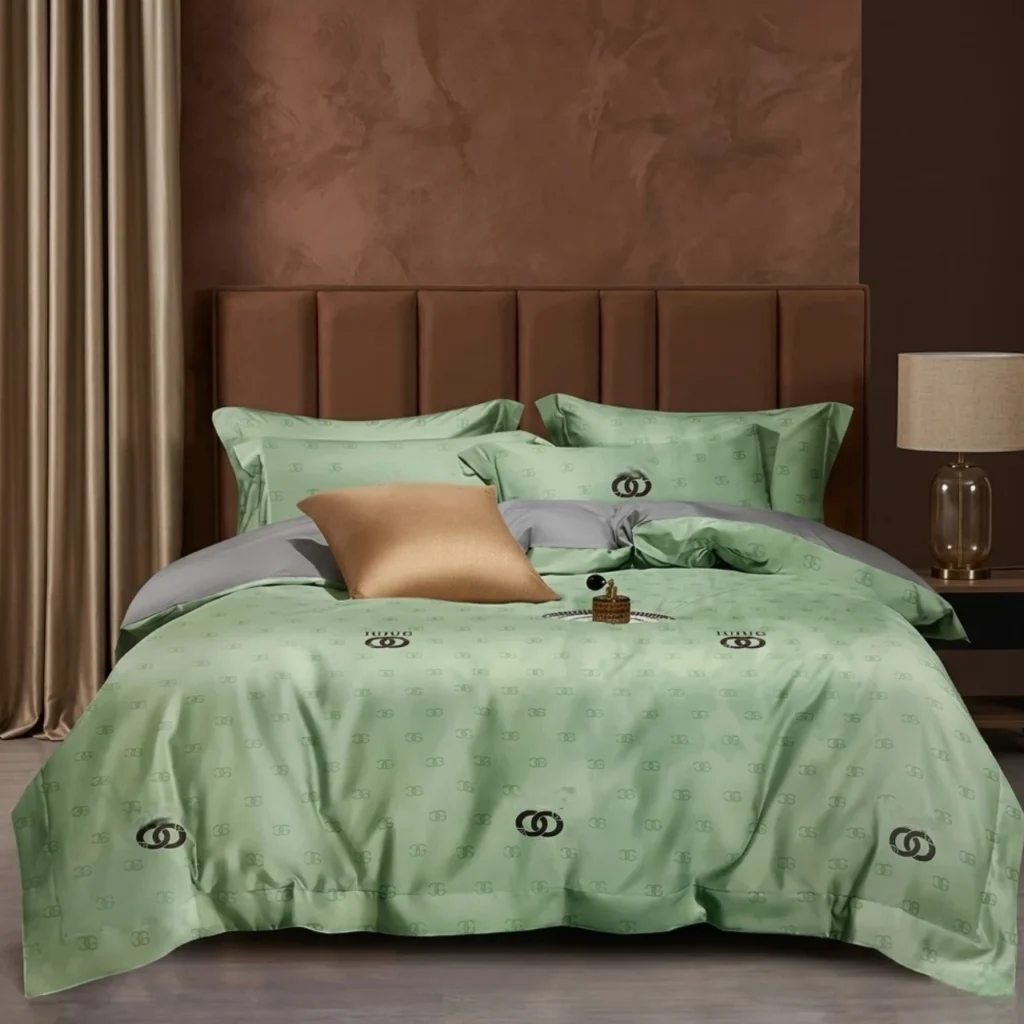 Set çarçafësh me 3 pjesë që përfshin këllëf jorgani 160x210 cm, çarçaf 200x230 cm dhe këllëf jastëku 45x72 cm