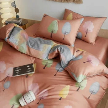 Set krevati dopio me çarçaf 200x230 cm, këllëf jorgani 250x245 cm dhe dy këllëfë jastëku 81x54 cm në dizajne të ndryshme