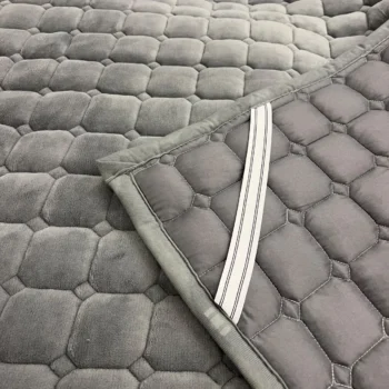 Pjesa e poshtme e mbulesës së krevatit 180x200cm në ngjyrë gri, me qepje të përforcuara dhe shirit elastik për fiksim në dyshek.