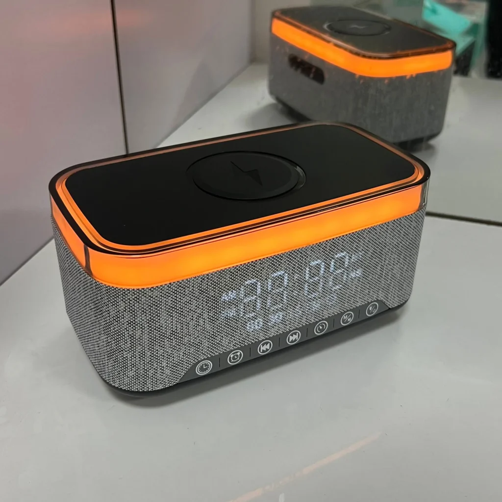Boks me Bluetooth, me karikues wreless dhe orë me alarm per perdorim personal ne shtepi dhe pune