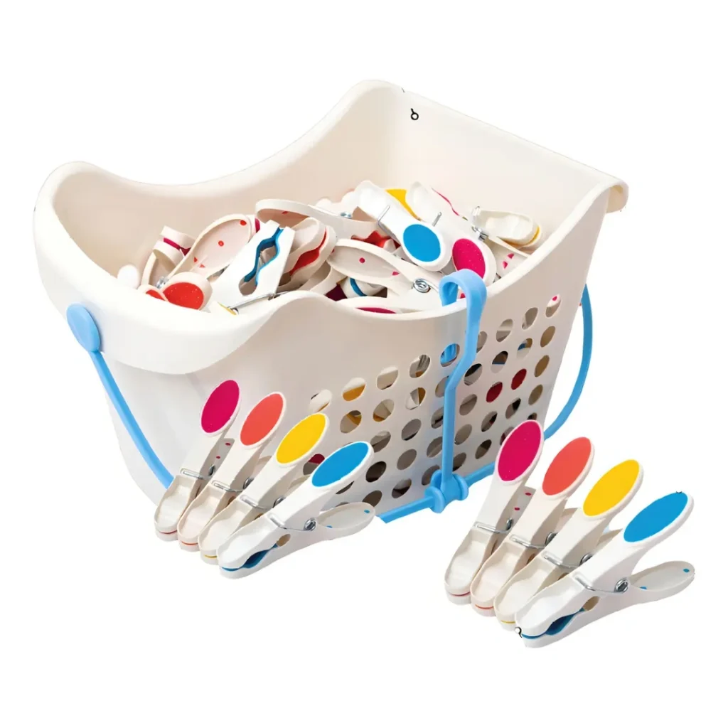 Set me 50 kapëse plastike për rroba dhe mbajtëse praktike për organizim të lehtë gjatë tharjes në ambiente të ndryshme.