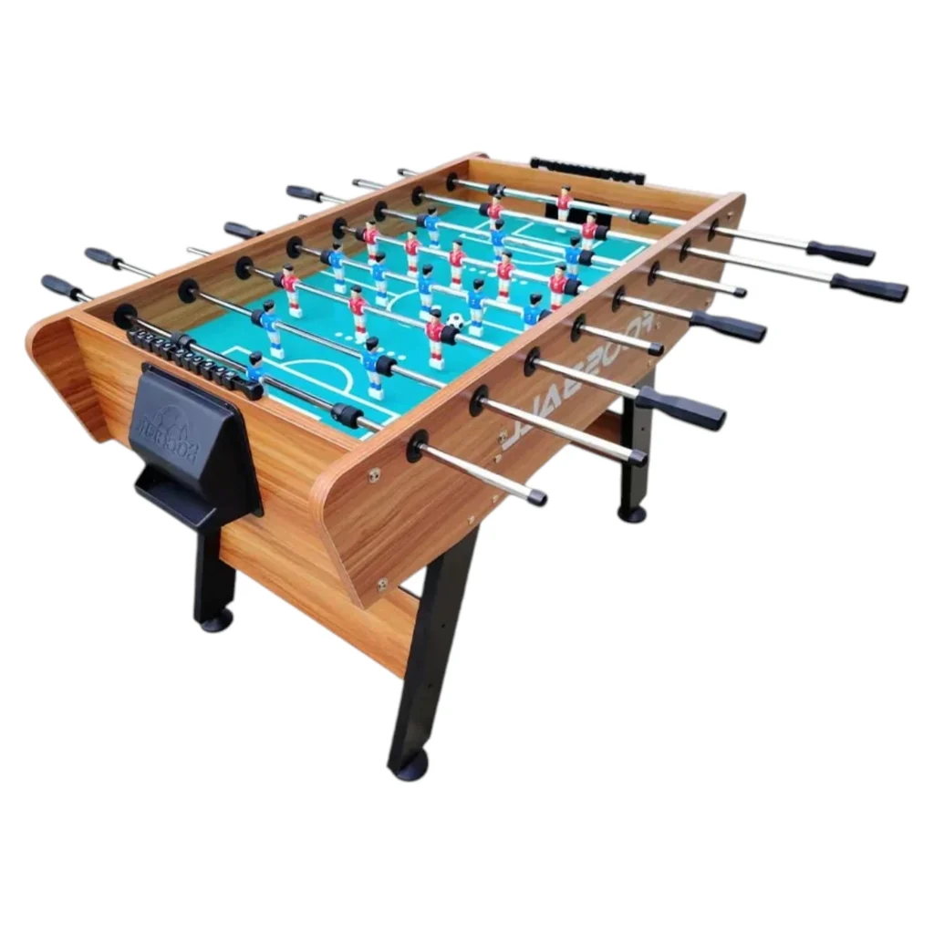 Tavolinë Foosball me strukturë druri, tuba çeliku dhe lojtarë në ngjyrë të kuqe e blu, e vendosur mbi sfond të bardhë.
