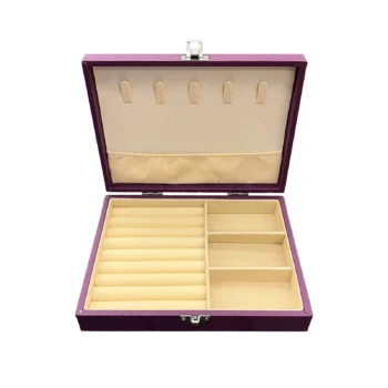 Kuti elegante për organizimin dhe ruajtjen e bizhuterive, me ndarje të brendshme, mbajtëse për aksesorë në kapak, strukturë druri me veshje lëkure dhe përmasa 20 x 15 x 4.5 cm