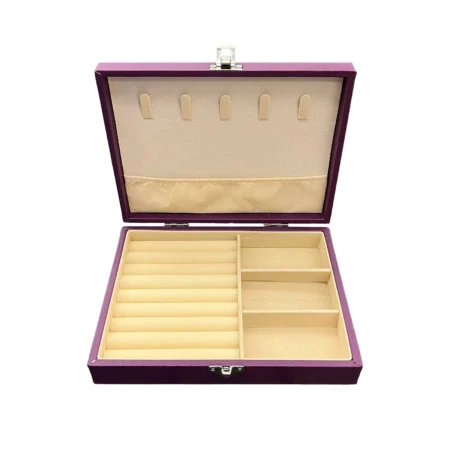Kuti elegante për organizimin dhe ruajtjen e bizhuterive, me ndarje të brendshme, mbajtëse për aksesorë në kapak, strukturë druri me veshje lëkure dhe përmasa 20 x 15 x 4.5 cm
