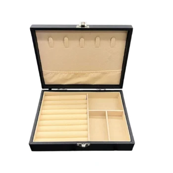 Organizues kompakt për bizhuteri me dizajn drejtkëndor dekorativ, ndarje të brendshme dhe mbajtëse aksesorësh në kapak, me përmasa 20 x 15 x 4.5 cm dhe veshje elegante prej lëkure