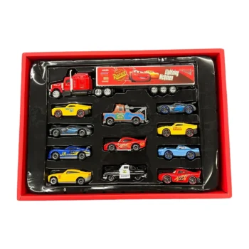 Set me 12 automjete lodër McQueen, i përbërë nga një kamion dhe 11 makina të vogla metalike me ngjyra dhe dizajne të ndryshme, ideal për lojëra dhe argëtim