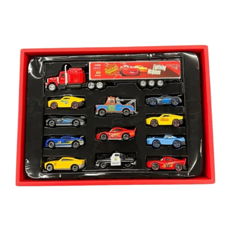 Set me 12 automjete lodër McQueen, i përbërë nga një kamion dhe 11 makina të vogla metalike me ngjyra dhe dizajne të ndryshme, ideal për lojëra dhe argëtim