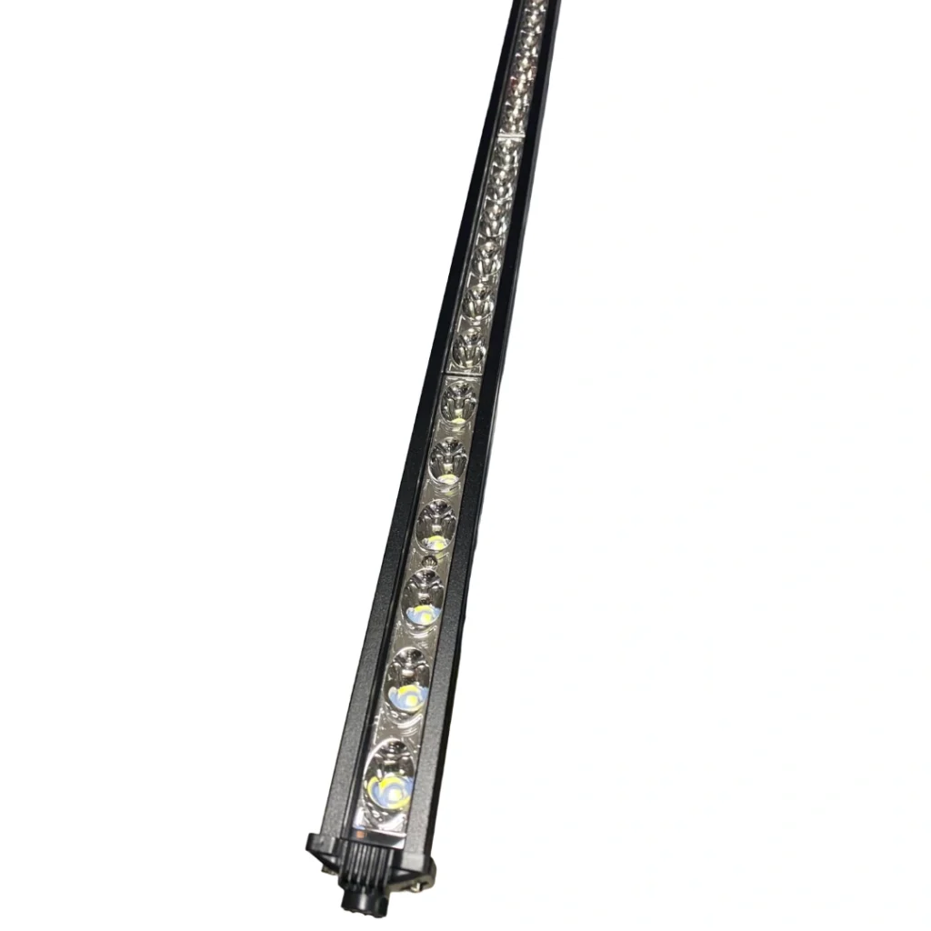 Fenelinë LED 90W me 30 çipa për ndriçim të bardhë 6000K në makina offroad dhe automjete të tjera.