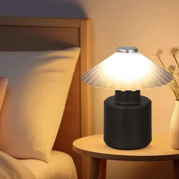 Dritë tavoline LED në formë çadre me ngjyrë të verdhë natyrale, ideale për ambient nate.