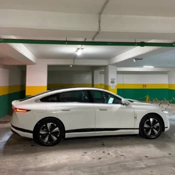 Automjet elektrik gjatë karikimit të baterisë me sistem karikimi të shpejtë DC.