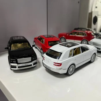 Makinë koleksioni Toyota Century SUV me konstruksion metalik, funksionim me bateri dhe variante në ngjyrë të zezë, të bardhë dhe të kuqe