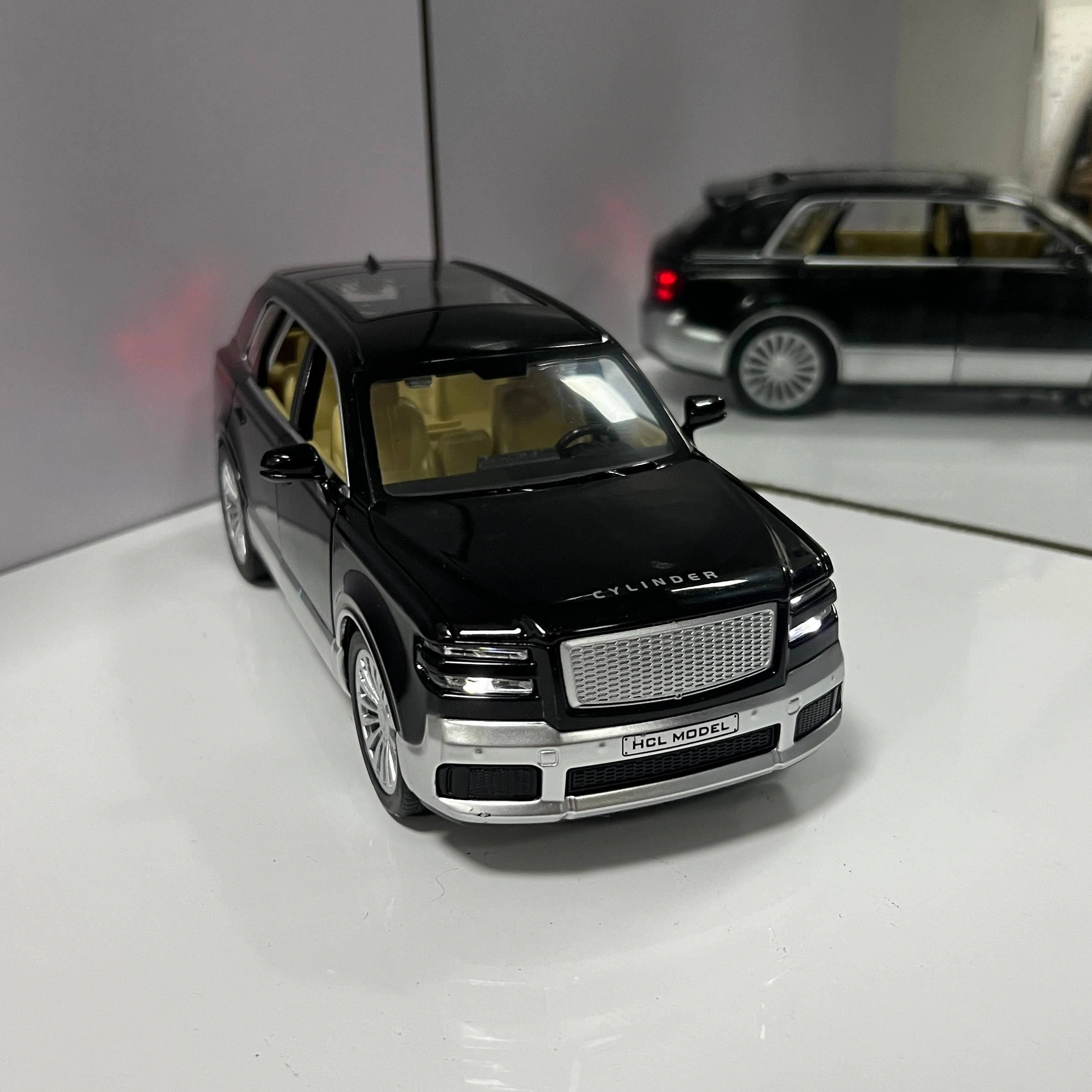 Makinë metalike Toyota Century SUV në miniaturë me dizajn të detajuar, drita në pjesën e pasme dhe funksionim me bateri