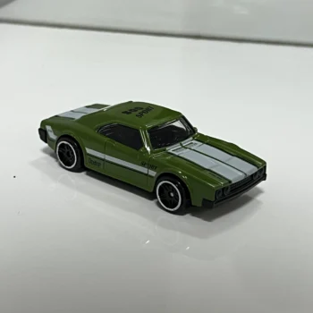 Model makine metalike 1:64 për fëmijë mbi 3 vjeç, i disponueshëm në versione dhe dizajne të ndryshme