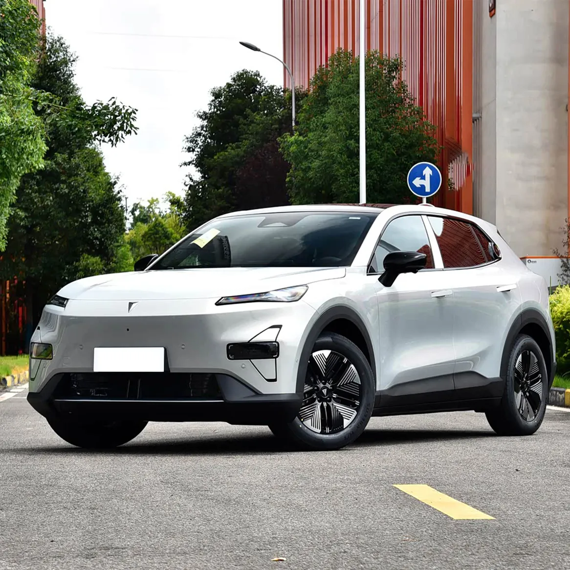 Automjet elektrik Dongfeng me fenerë LED, xhama pa kornizë dhe disqe alumini 18 inç