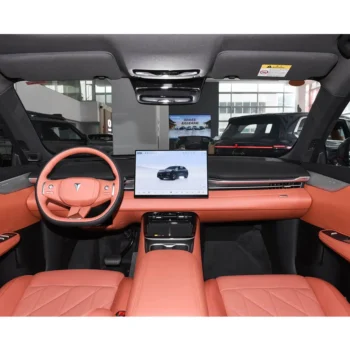 Interieri i automjetit elektrik Dongfeng me ekran qendror 15,6 inç dhe timon multifunksional