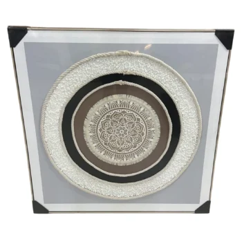 Panoramë dekoruese me motiv mandala në qendër, kornizë druri kafe të çelët dhe përmasa 100 x 100 cm