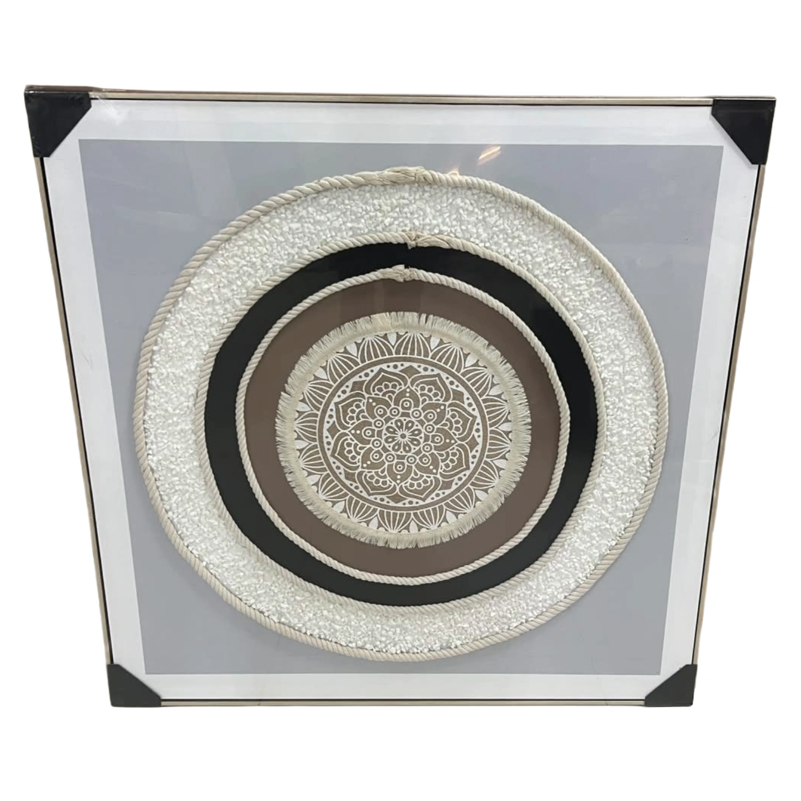 Panoramë dekoruese me motiv mandala në qendër, kornizë druri kafe të çelët dhe përmasa 100 x 100 cm