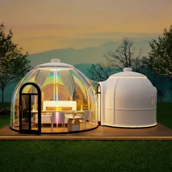 Struktura modulare prej polikarbonati krijon një ambient me pamje të hapur drejt hapësirave përreth. Dizajni në formë kupole mund të përshtatet për projekte glamping, dhoma hoteli, ambiente pushimi ose hapësira pritjeje, sipas mobilimit dhe konfigurimit të zgjedhur. Materialet dhe konstruksioni janë projektuar për përdorim në ambiente të jashtme.