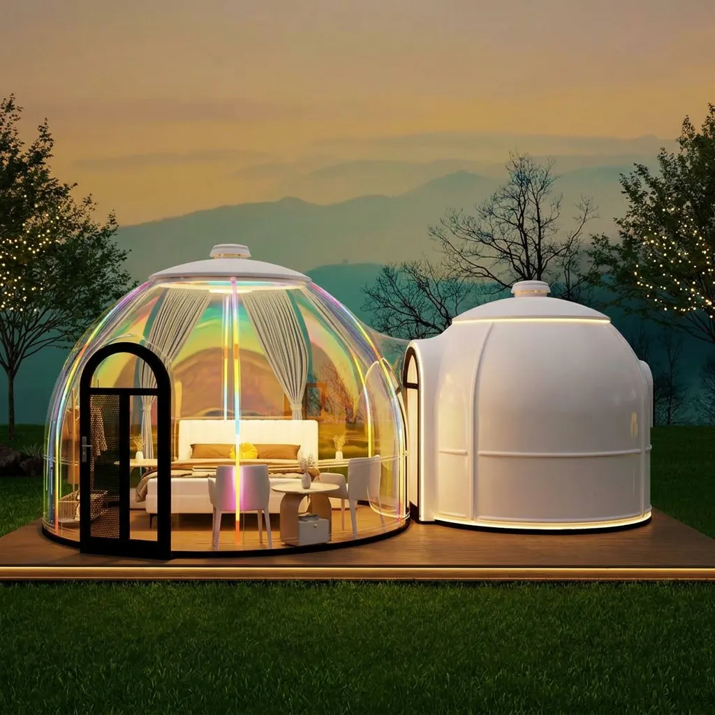 Struktura modulare prej polikarbonati krijon një ambient me pamje të hapur drejt hapësirave përreth. Dizajni në formë kupole mund të përshtatet për projekte glamping, dhoma hoteli, ambiente pushimi ose hapësira pritjeje, sipas mobilimit dhe konfigurimit të zgjedhur. Materialet dhe konstruksioni janë projektuar për përdorim në ambiente të jashtme.