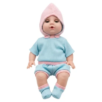 Bebe lodër 32 cm me rroba të thurura, kapuç rozë dhe blu, përkundëse dhe aksesorë për kujdesin ndaj foshnjës.