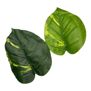Vazo dekoruese me 18 gjethe plastike me dizajne të ndryshme, lartësi 63 cm dhe gjerësi maksimale 45 cm.
