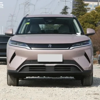 BYD Yuan Up Leading, makinë elektrike, pamja e përparme me fenerë LED dhe dizajn modern.