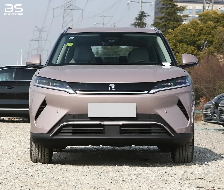 BYD Yuan Up Leading, makinë elektrike, pamja e përparme me fenerë LED dhe dizajn modern.