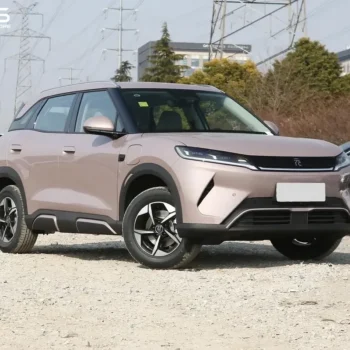 BYD BYD Yuan Up Leading, makinë elektrike, pamja e përparme me fenerë LED dhe dizajn modern.